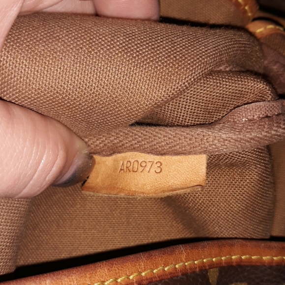 Louis Vuitton Saumur 30 Crossbody - Picture 3 of 8